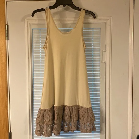 Long lace bottom tank - Picture 3 of 3